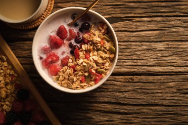 Sağlıklı kahvaltı için taze süt ve böğürtlenli yulaf ezmeli bir fincan süt. Vejetaryen, diyet ve kilo verme konsepti.