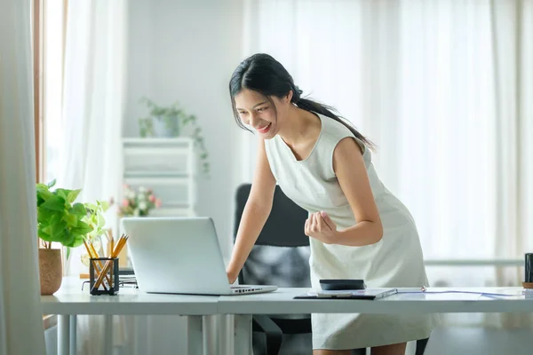 幸せなビジネス女性はコンピュータのラップトップでよいニュースを読み 彼女の成功を祝う 成功した仕事の概念 — ストック写真