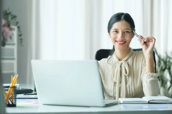 Πορτρέτο Της Γυναίκας Freelancer Κάθεται Στο Γραφείο Και Χαμογελώντας Στην — Φωτογραφία Αρχείου
