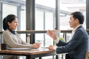 İşadamları ofis odasında projelerinde birlikte çalışıyorlar..
