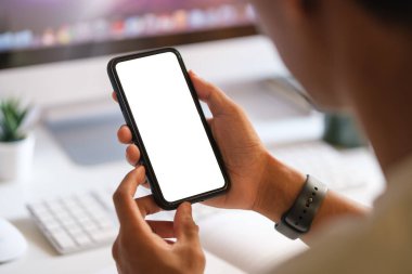 Beyaz ekranlı siyah cep telefonunun akıllı telefonunu taklit et..