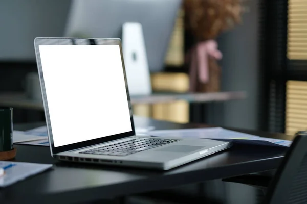 Laptop Mit Leerem Bildschirm Buchhaltungsunterlagen Kaffeetasse Und Bürobedarf Auf Dem — Stockfoto