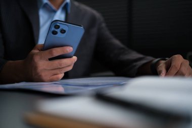Sosyal medyada sörf yapan ya da cep telefonundan mesaj atan genç bir adam. İletişim, teknoloji ve yaşam tarzı kavramı.