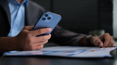 Sosyal medyada mesajlaşan ya da uygulamayla online iletişim kuran bir adamın kesilen görüntüsü.