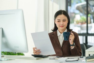 Ofisteki işadamları, şirketin geleceği için bir strateji planlıyorlar..