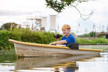 Nehirde kürek çeken neşeli turistler. Seyahat, tatil ve açık hava aktiviteleri..