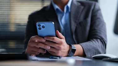 Sosyal medyada sörf yapan ya da cep telefonundan mesaj atan genç bir adam. İletişim, teknoloji ve yaşam tarzı kavramı.
