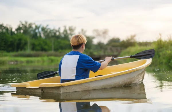 Rückansicht Männlicher Touristen Ruderboot Mit Rudern Fluss Reisen Urlaub Und — Stockfoto
