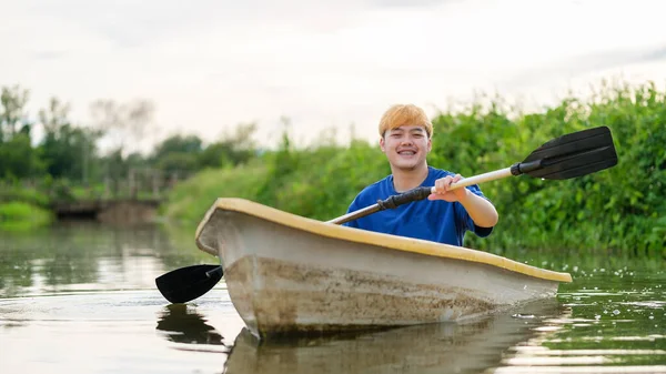 Χαρούμενος Άνθρωπος Τουρίστες Κωπηλασία Βάρκα Κουπιά Στο Ποτάμι Ταξίδια Διακοπές — Φωτογραφία Αρχείου