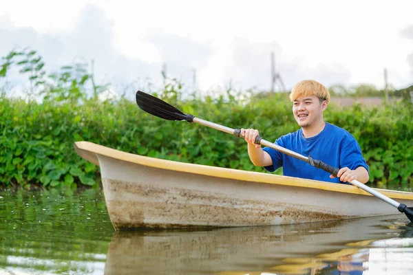 兴高采烈的男子划着小船在河里划船 假期和户外活动 — 图库照片