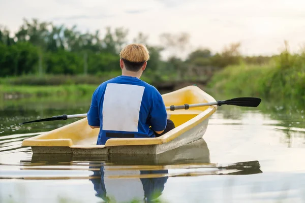 男性游客在河里划桨划船的后视镜 假期和户外活动 — 图库照片