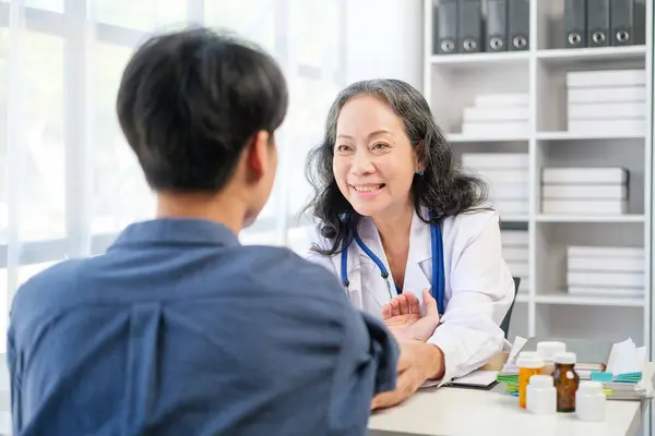 Senior Doctor Explaining Diagnosis Her Patient Healthcare Medical Service Consultation — Stock Photo, Image