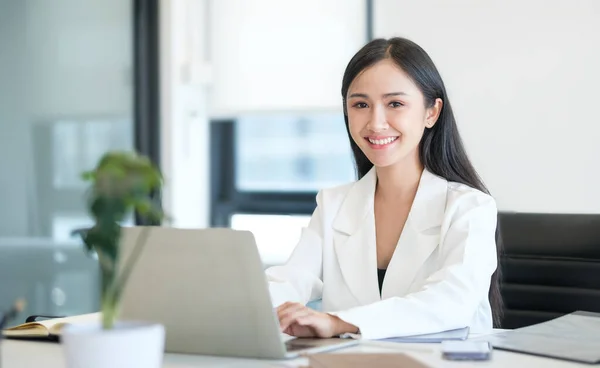 Businesswoman Sitting Modern Workplace Smiling Camera — Stok fotoğraf
