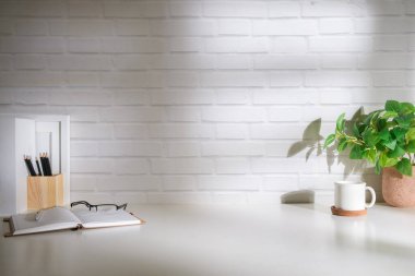 Ofis malzemeleri ve fotokopi odasıyla dolu rahat bir ofis..