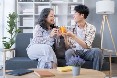 Sevgi dolu yaşlı bir anne...