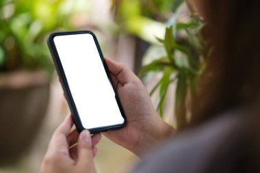 Metin reklamı için elinde boş ekran olan akıllı telefonu tutan kadının görüntüsü.