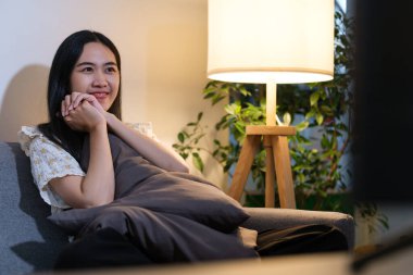 Güzel genç bir kadın evde vakit geçiriyor, TV dizisi ya da dizi seyrediyor..