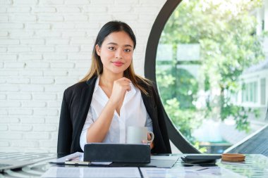 Ofisteki işadamları, şirketin geleceği için bir strateji planlıyorlar..