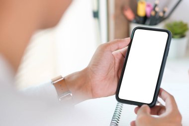 Beyaz ekranlı siyah cep telefonunun akıllı telefonunu taklit et..