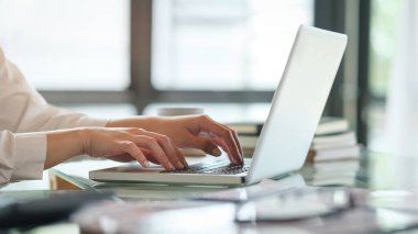 Klavyeye yazı yazan iş kadını ellerini kapat.