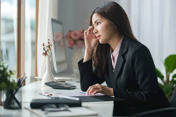 Lavoratrice Stressata Sensazione Stanchezza Sul Lavoro Mal Testa Stress Sul — Foto Stock