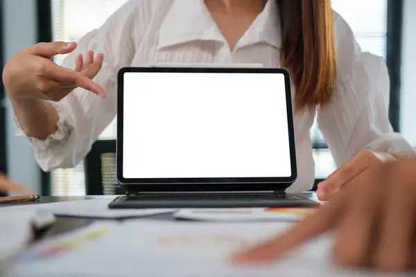 Empresária Irreconhecível Mostrando Tablet Digital Com Tela Branco Mesa Reunião — Fotografia de Stock