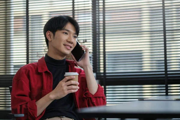 Genç Işadamı Telefonda Konuşuyor Ofiste Kahve Içiyor — Stok fotoğraf