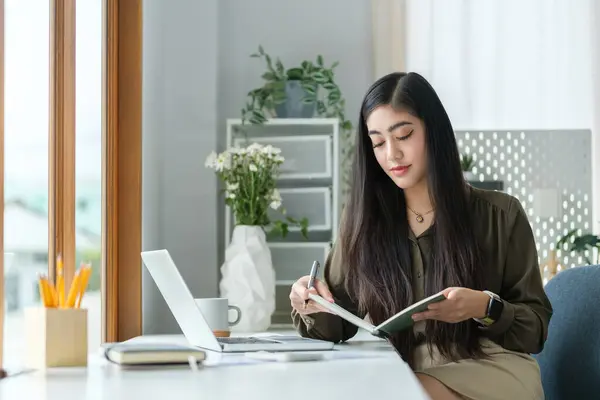 Konsantre Kadın Adamı Parlak Bir Ofiste Oturup Bilgisayar Ekranında Finansal — Stok fotoğraf