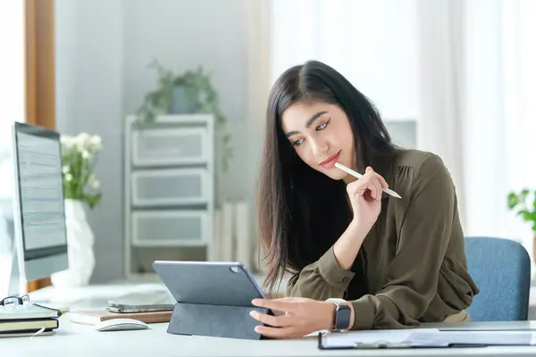 Ofis Masasında Dizüstü Bilgisayarın Önünde Oturan Dijital Tablet Kullanan Gülümseyen — Stok fotoğraf