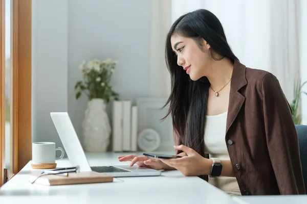 Güzel Genç Asyalı Kadın Modern Ofiste Bilgisayarla Çalışıyor — Stok fotoğraf