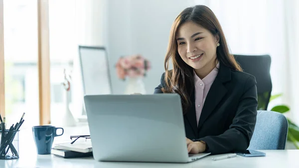 Piękna Bizneswoman Pracuje Laptopem Jasnym Biurze — Zdjęcie stockowe
