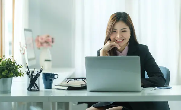 Konforlu Yerinde Dizüstü Bilgisayar Kullanan Asyalı Kadın Ofis Çalışanı — Stok fotoğraf
