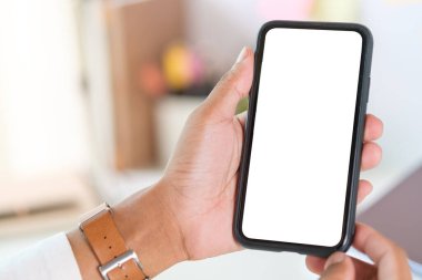 Mesajınız ya da bilgi içeriğiniz için akıllı telefonu boş ekranla tutan adam elleri.