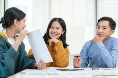 Web sitesi tasarım ekibi modern ofis kablo çerçevesinde uygulama geliştirme taslağı çizim şablonu çizimi yapmayı planlıyor.