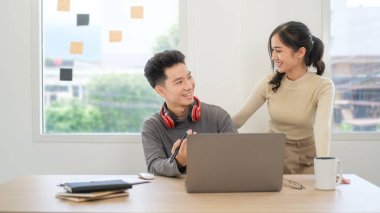 İş adamları modern ofisteki toplantı odasında birlikte çalışıyorlar..