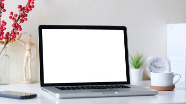 Bilgisayarlı ofis masası, kahve fincanı, saksı ve defter..