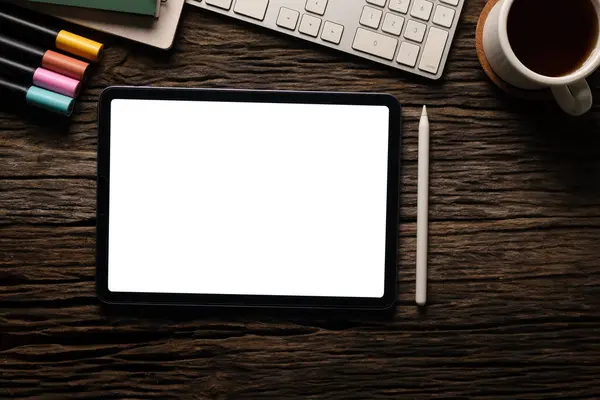 Płaski Tablet Cyfrowy Typu Lay Czystym Ekranem Filiżanką Kawy Papeterią — Zdjęcie stockowe