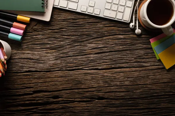 Schreibtisch Mit Drahtloser Tastatur Brille Notizblock Und Kaffeetasse Draufsicht Mit — Stockfoto