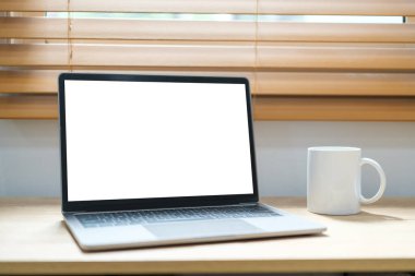Bilgisayar laptopu kahvesi masada..