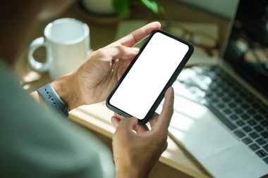 Beyaz ekranlı siyah cep telefonunun akıllı telefonunu taklit et..