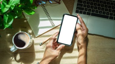 Mesajınız ya da bilgi içeriğiniz için akıllı telefonu boş ekranla tutan adam elleri.