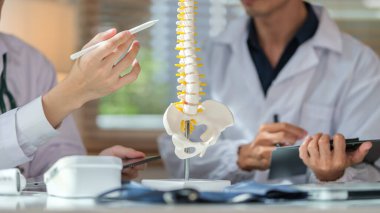 İki doktor klinikte hasta teşhisi ya da tıbbi test sonuçlarını tartışıyor. 