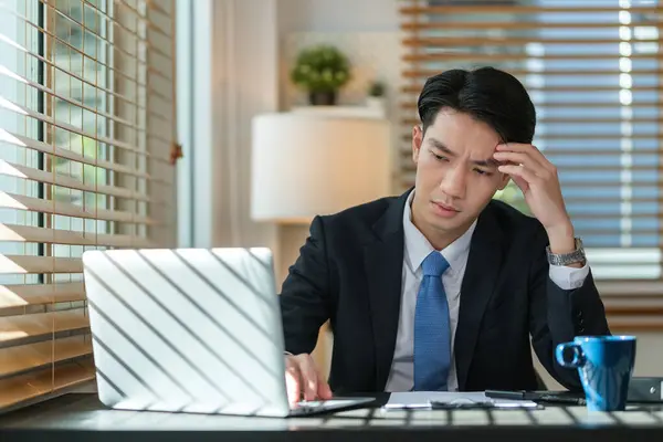 Frusztrált Üzletember Szenved Fejfájás Vagy Migrén Stressz Határidők Munkahelyi Nyomás — Stock Fotó
