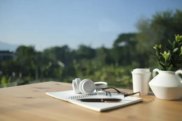 白いテーブルの空白表示 鍋の植物 映像フレームおよび文房具が付いているラップトップ コンピュータ ロイヤリティフリーのストック画像