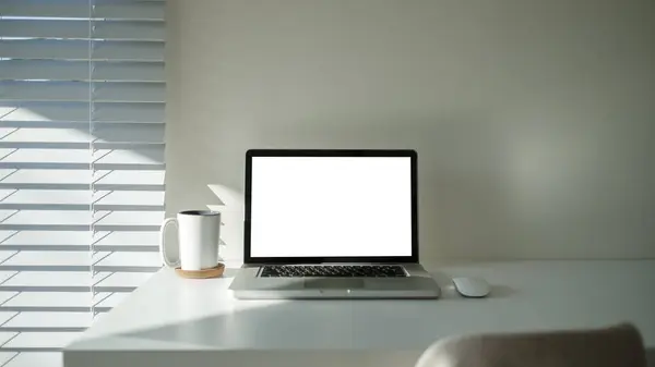 白いテーブルの空白表示 鍋の植物 映像フレームおよび文房具が付いているラップトップ コンピュータ ロイヤリティフリーのストック写真