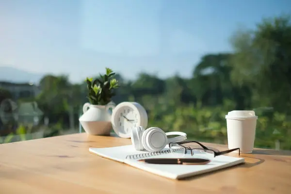 白いテーブルの空白表示 鍋の植物 映像フレームおよび文房具が付いているラップトップ コンピュータ ストック写真