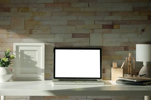 白いテーブルの空白表示 鍋の植物 映像フレームおよび文房具が付いているラップトップ コンピュータ ストック画像