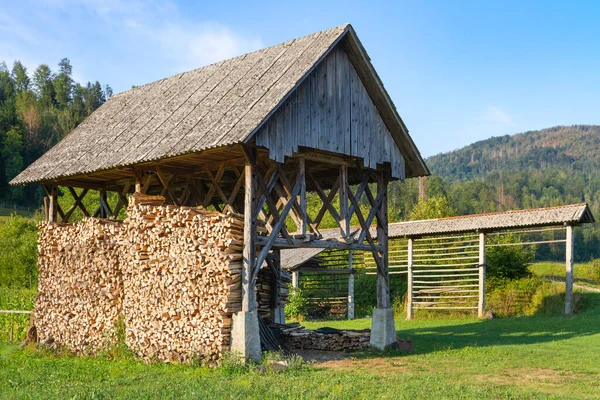Bohinj, Slovenya - 19 Ağustos 2018: Güneşli bir yaz gününde Bohinj Vadisi 'nde' Kozolec 'adı verilen bazı tipik Slovenya samanlıkları