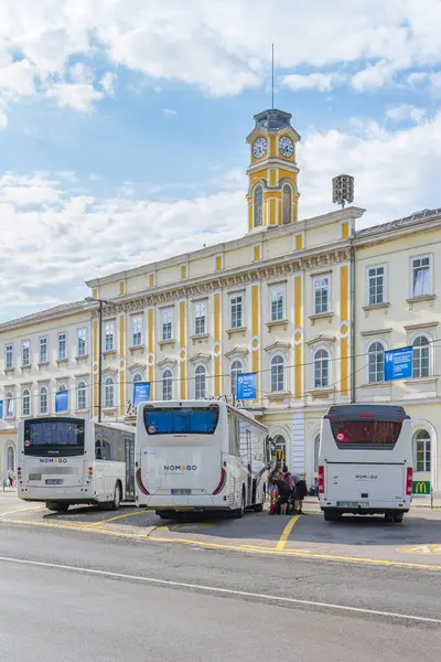 Ljubljana, Slovenya - 15 Ağustos 2018: Merkez otobüs durağı, ana tren istasyonunun önünde, turistleri taşıma amaçlı pek çok hatta ev sahipliği yapıyor.