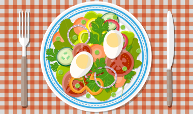 plaka üzerinde yumurta ile taze sebze salatası